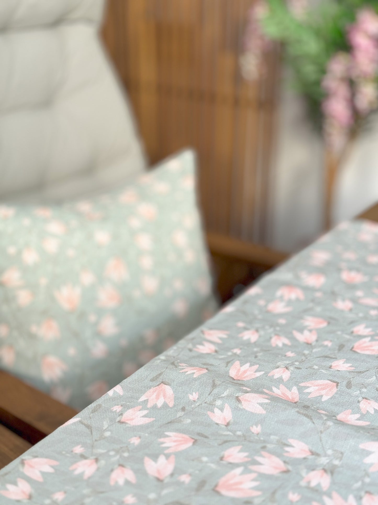 Tulips Tablecloth Belgian linen fabric 100 x 130 cm