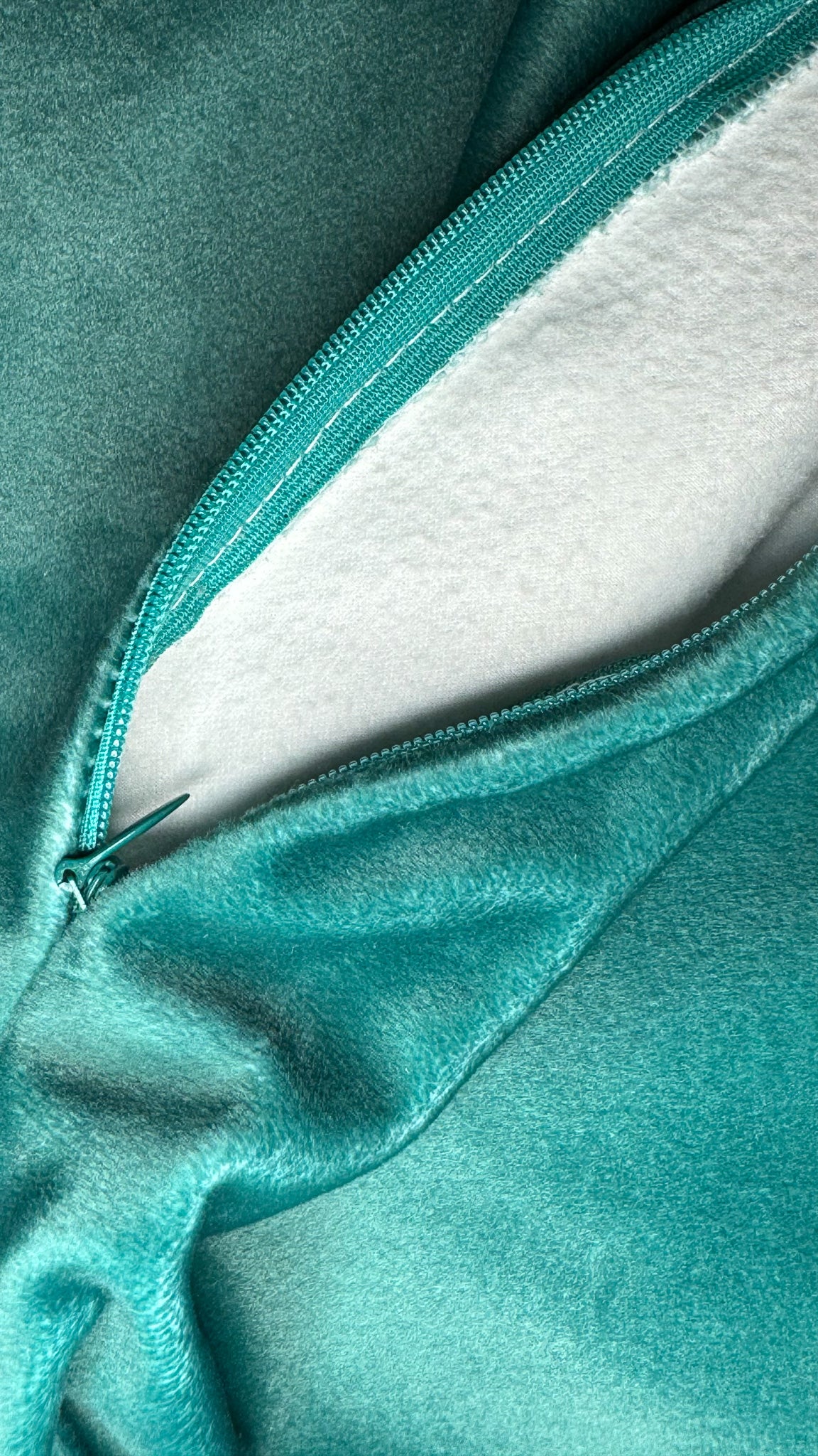 وسادة مخملية باللون التركواز