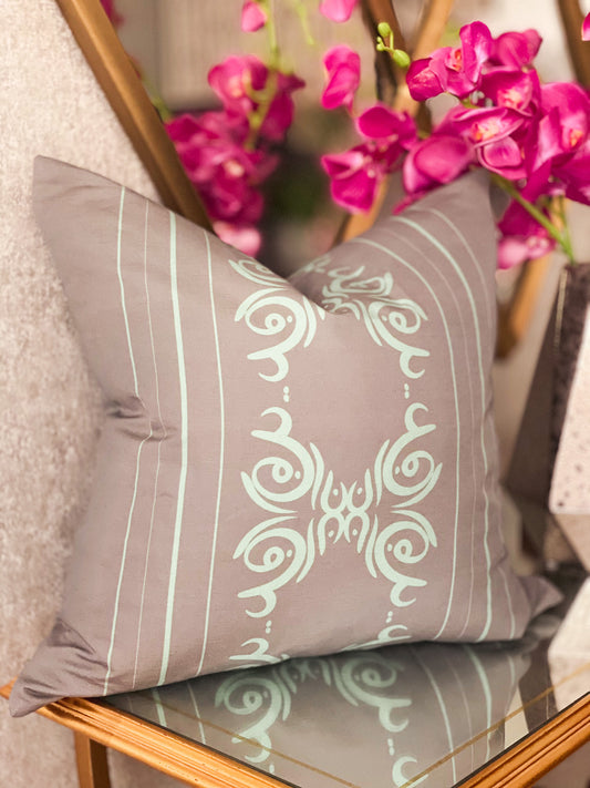 مجموعة مكونة من ٣ كوشيات E&G