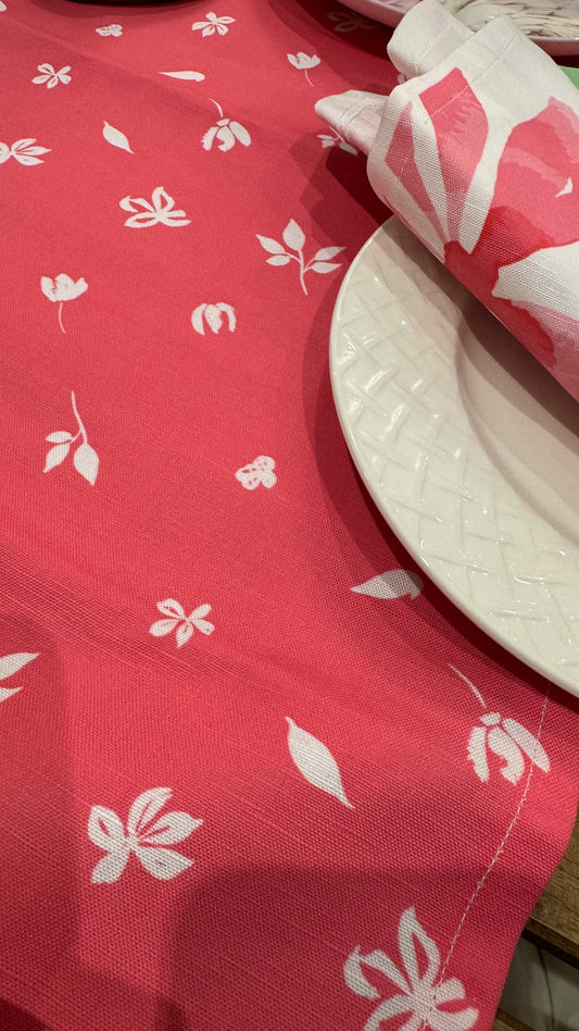 مفرش طاولة على شكل زهور صغيرة