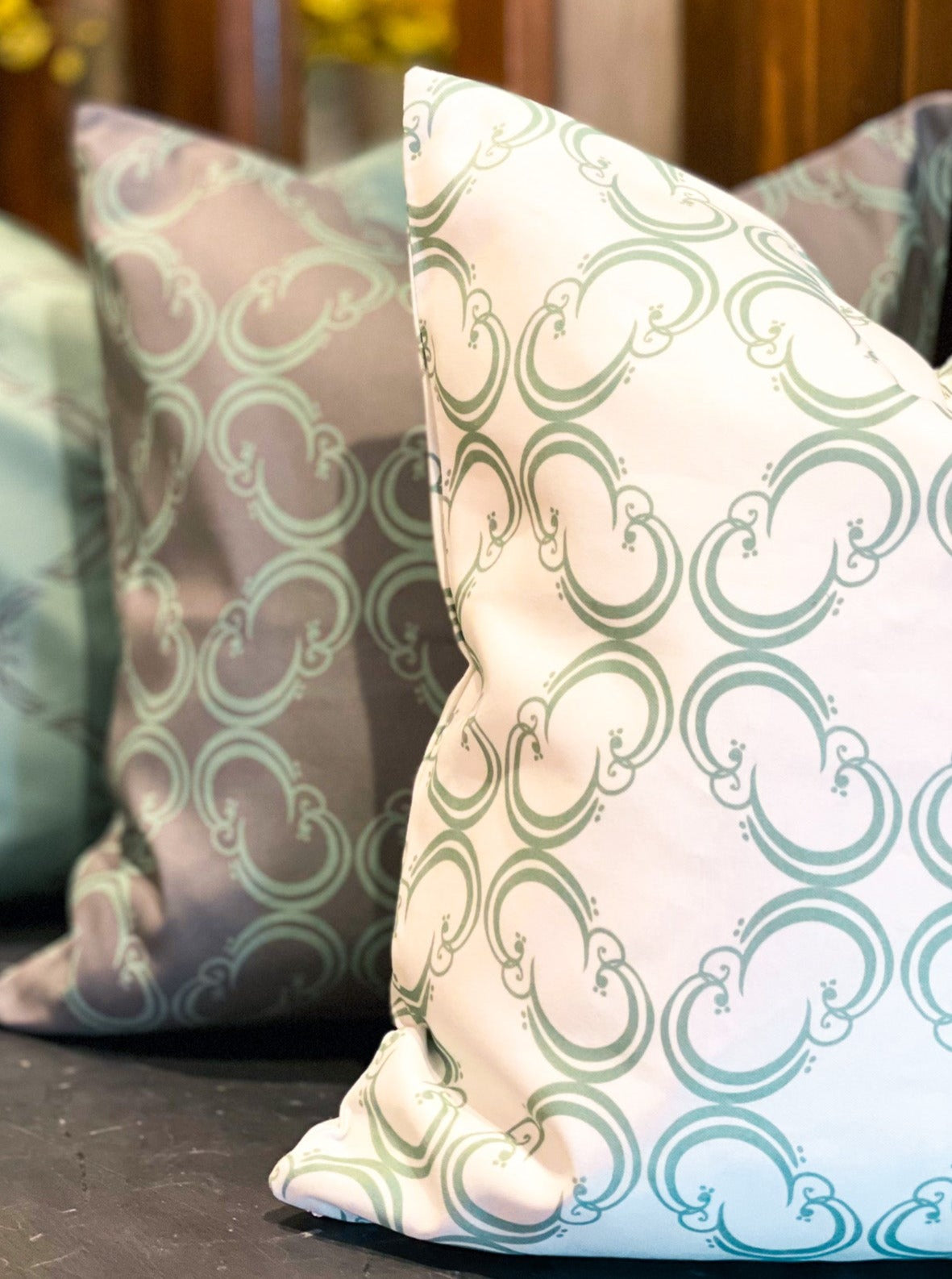 مجموعة مكونة من ٣ كوشيات E&G