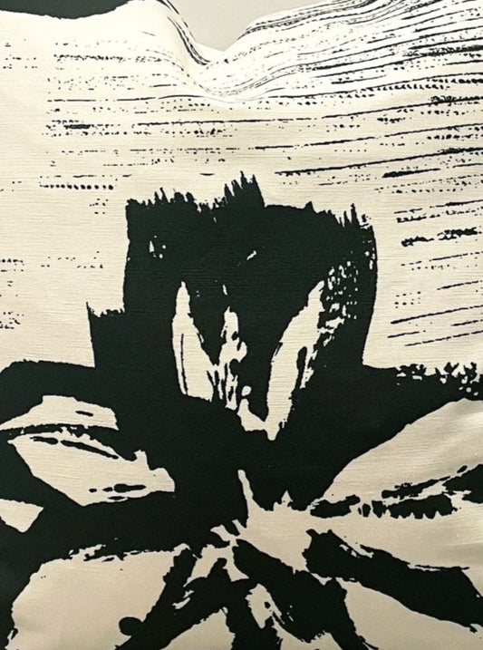 وسادة بالأبيض والأسود