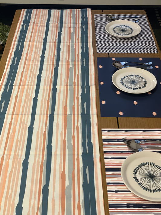 مفرش طاولة مخطط