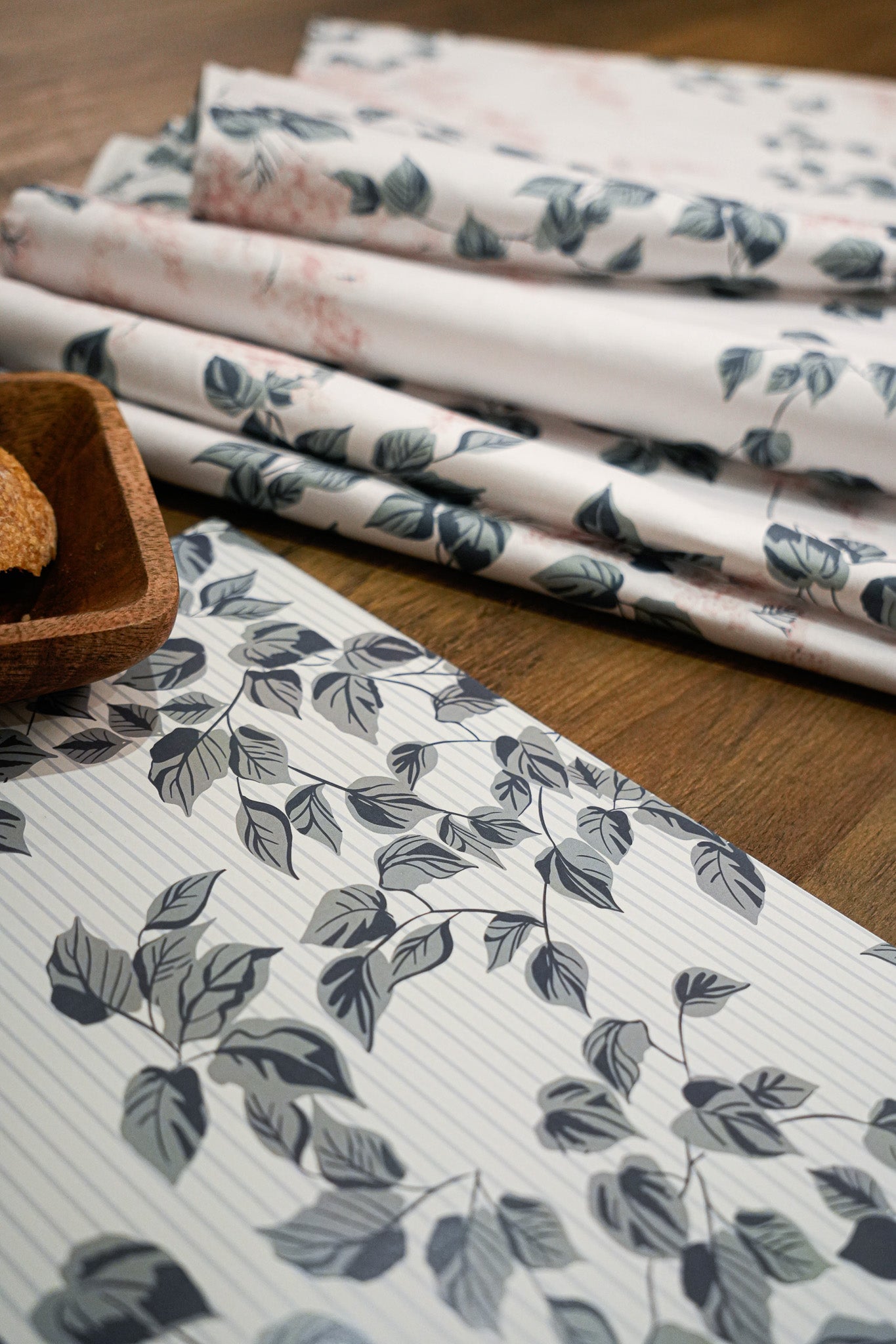 مفرش صحون ورق أغصان الليلك | Lilac Branches