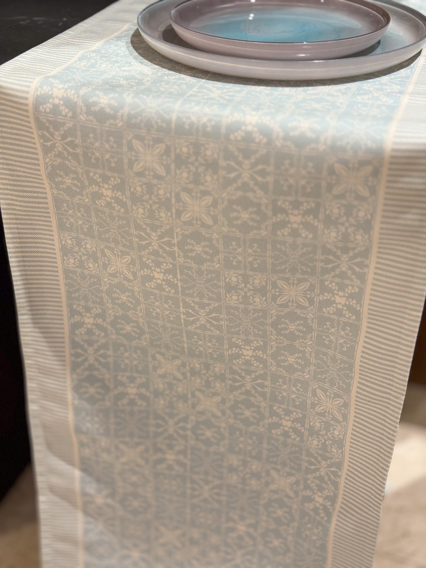 table runner ، مفرش طاولة