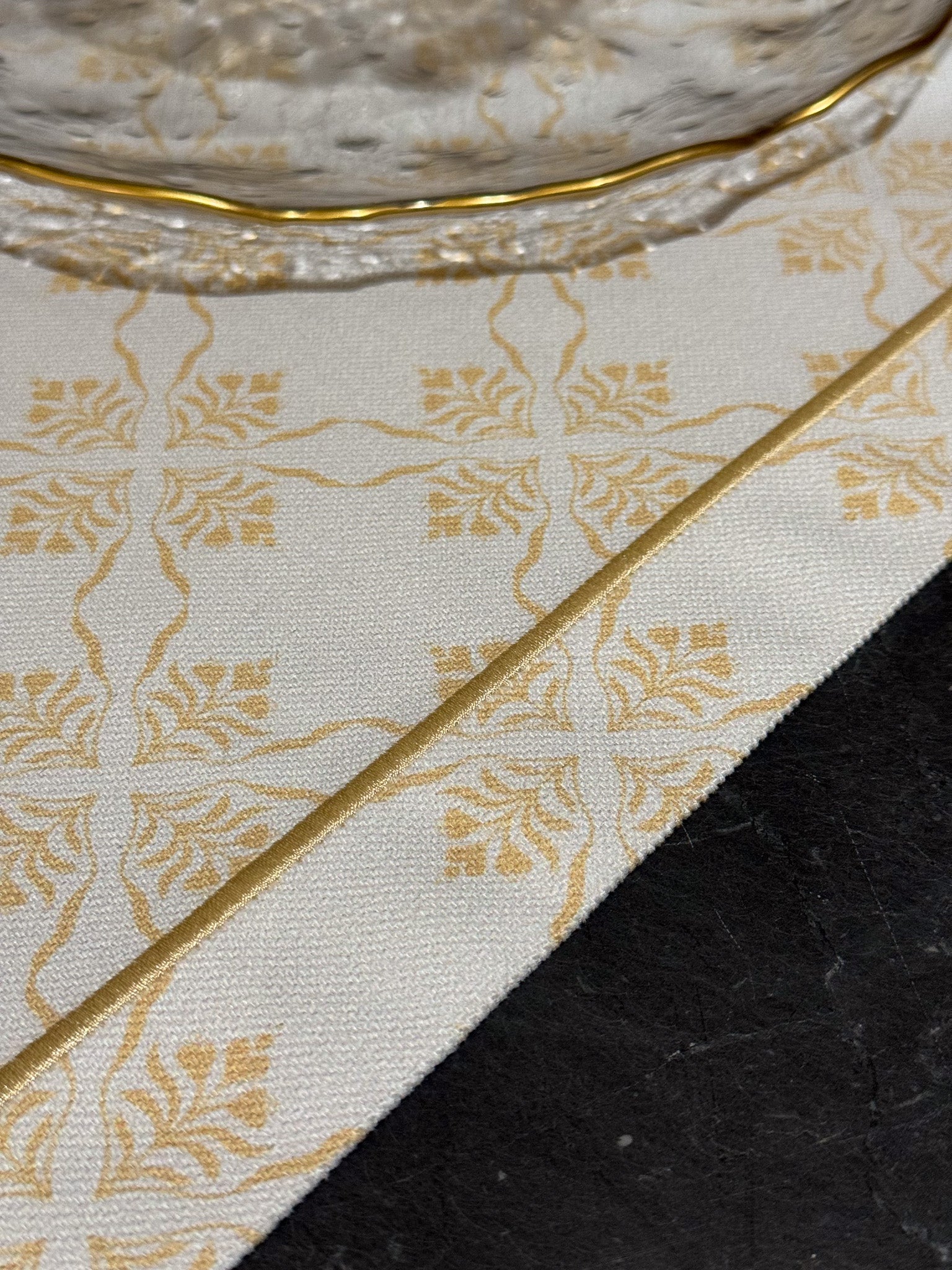 table runner ، مفرش طاولة